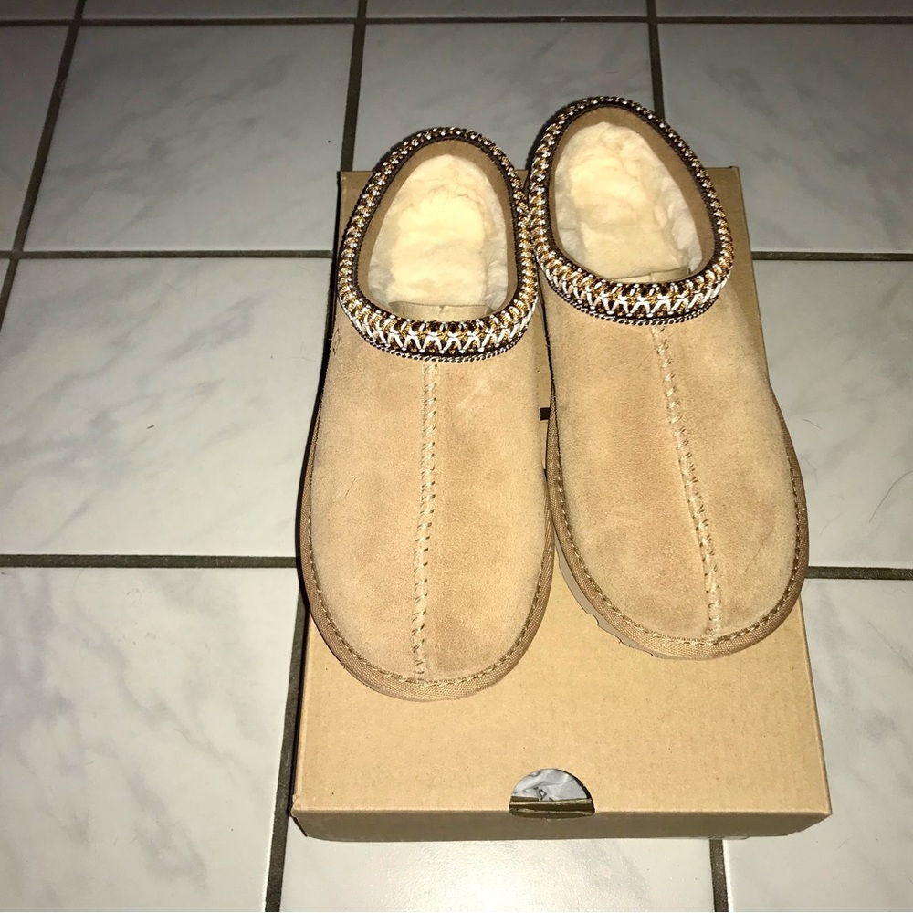 NIB Ugg Tasman slippers youth size 3